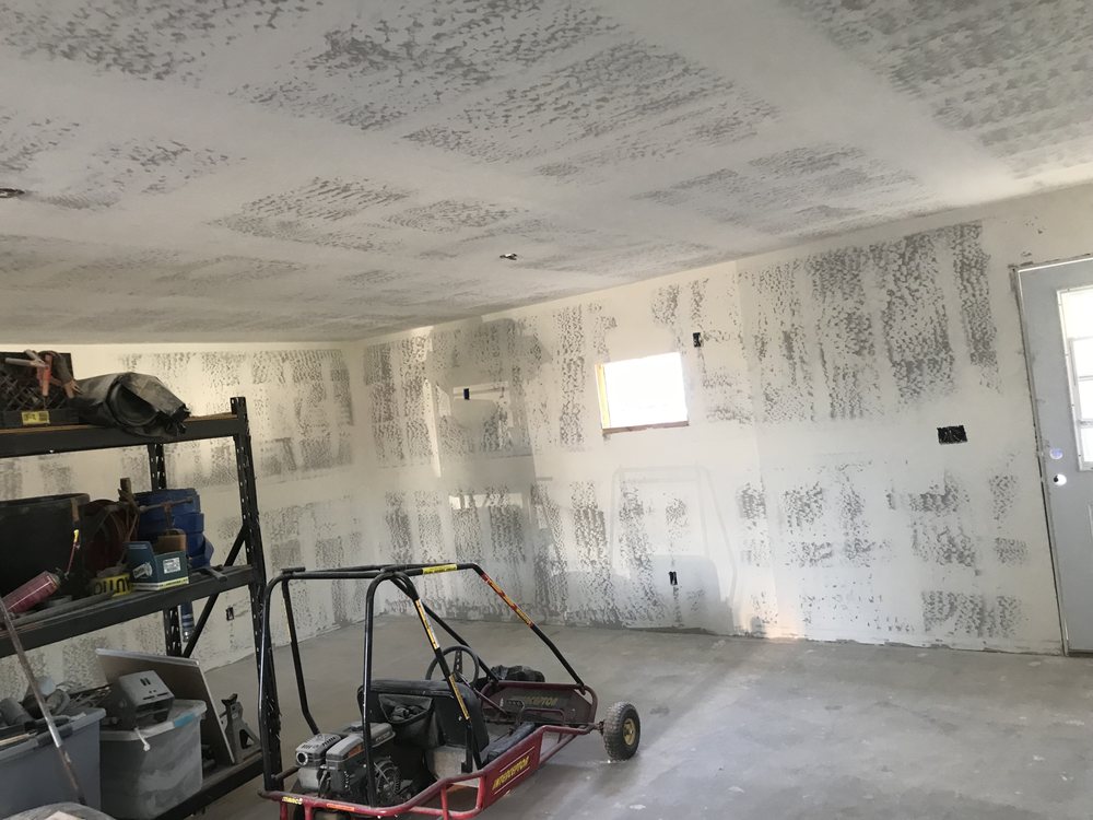 Textured walls and finishing tools on site